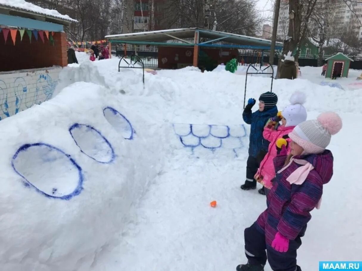 Зимние постройки на участке детского сада. Постройки из снега в детском саду. Снежные постройки для метания в детском саду. Снежные постройки в детском саду на участке.