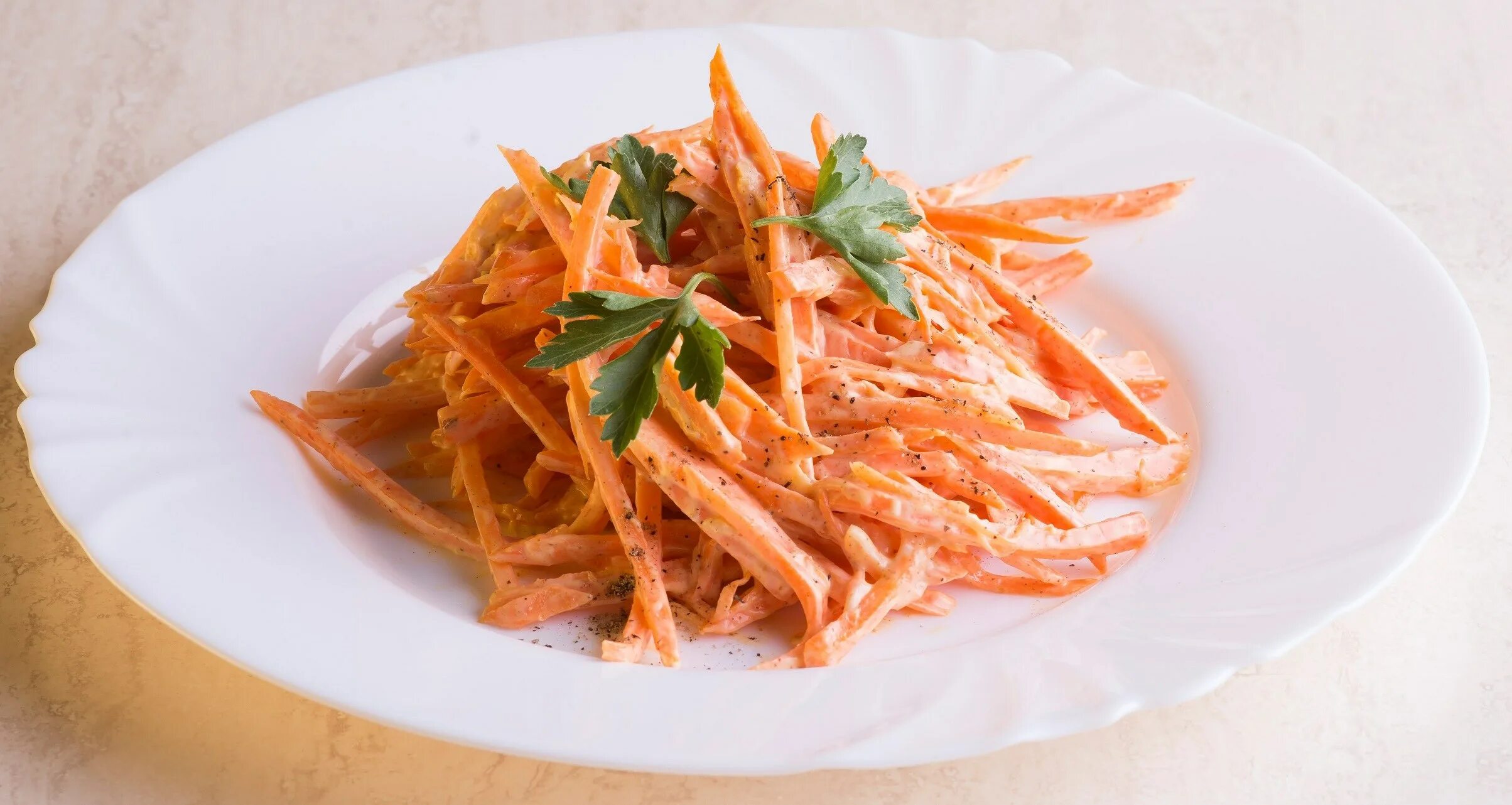 Салат морковь сыр орехи чеснок. Салат морковка с копченой курицей на новый 2025 год.