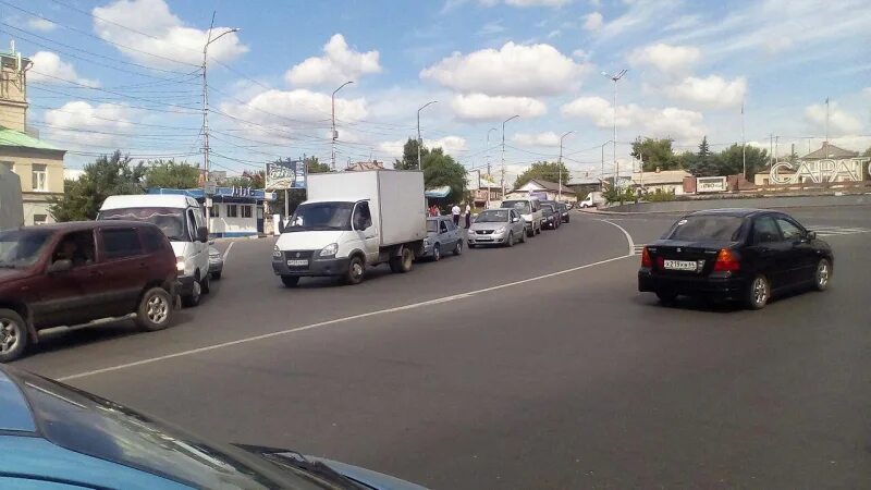 ДТП на мосту через Волгу в Саратове. Авария на Саратовском мосту через Волгу сегодня. ДТП возле моста через Волгу в Саратове.