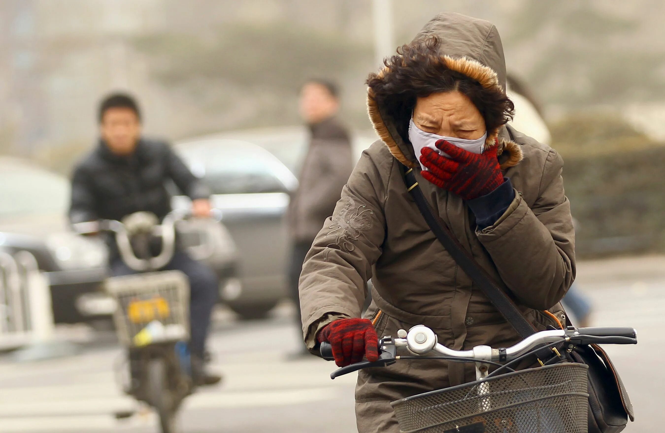 Bad pollution. Плохая экология в Китае. Загрязнение воздуха. Смог и люди. Загрязнение воздуха человеком.