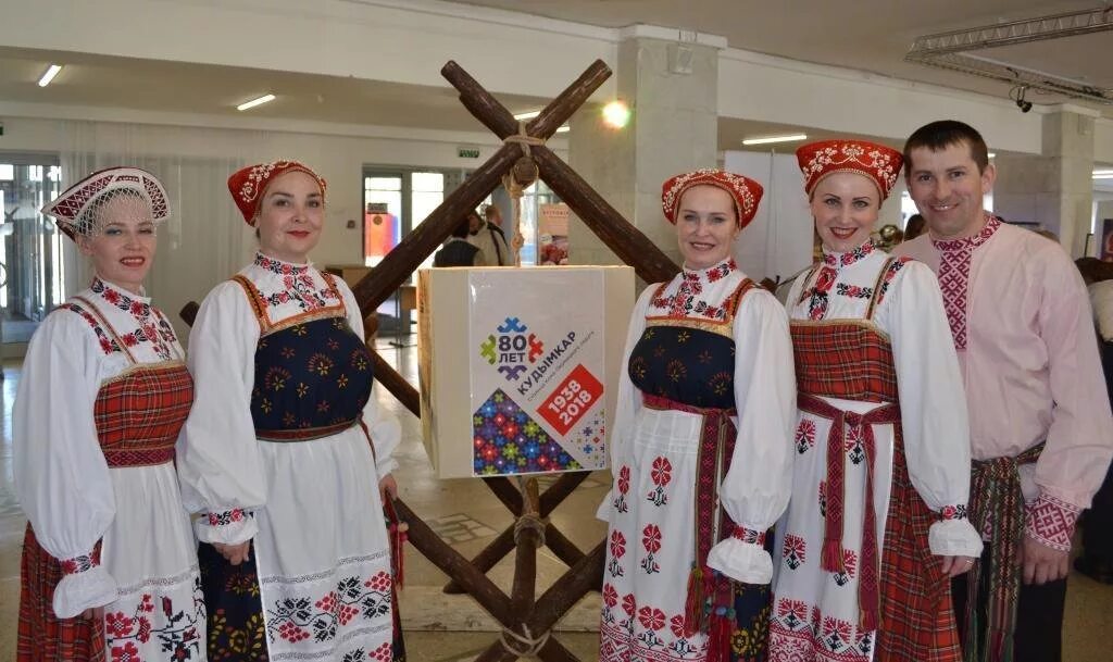 Пон на пермяцком. Коми-Пермяцкий ансамбль Шондибан. Ансамбль Шондибан Кудымкар. Национальный костюм Коми-Пермяков Пермского края. Народы Урала Коми пермяки.