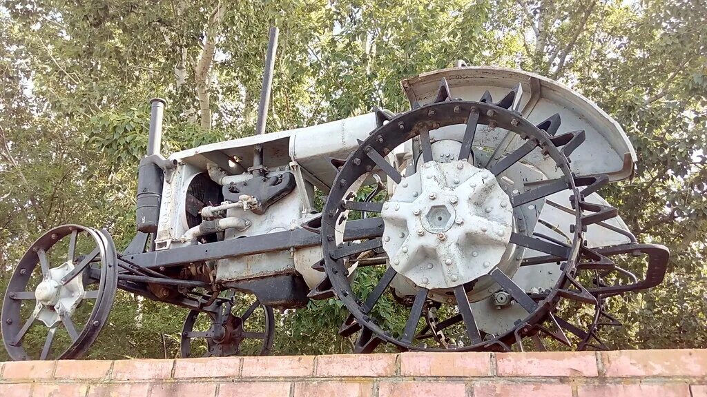 Село Августовка Самарская область. Августовка Большечерниговского района Самарской области. Трактор ВТЗ. Село Августовка Большечерниговский район Самарская обл. Погода в самарской обл августовка большечерниговский