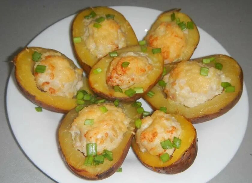 Картофельные лодочки. Картофель фаршированный мясом. Фаршированная картошка в духовке. Начинка в картошке запеченная. Запеченный картофель с начинкой красивая подача.