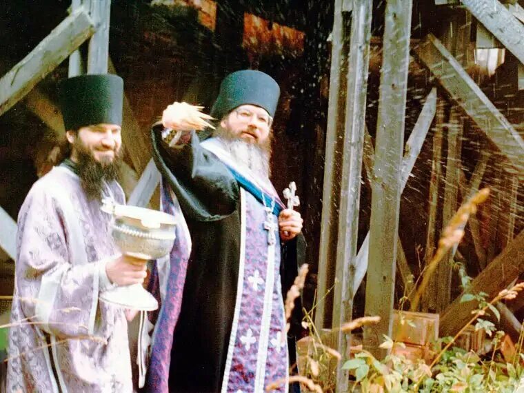 Валаамский спасо-преображенский монастырь. Темный церковный фон с монахом. Панихида дома по усопшим слушать валаамский монастырь. Слушать кафизму 13 валаамского монастыря. Лития по усопшим для мирян слушать.