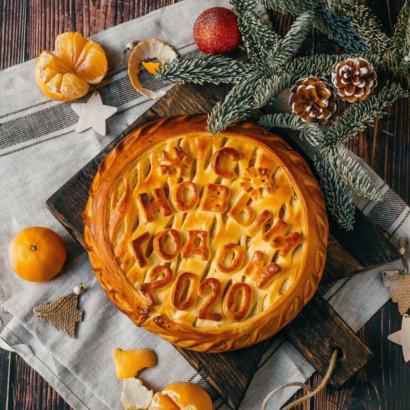 Новогодний пирог фото. Новогоднее украшение пирогов. красивые пироги на новый год. украшение на рождественские пироги. пироги с новогодней тематикой.