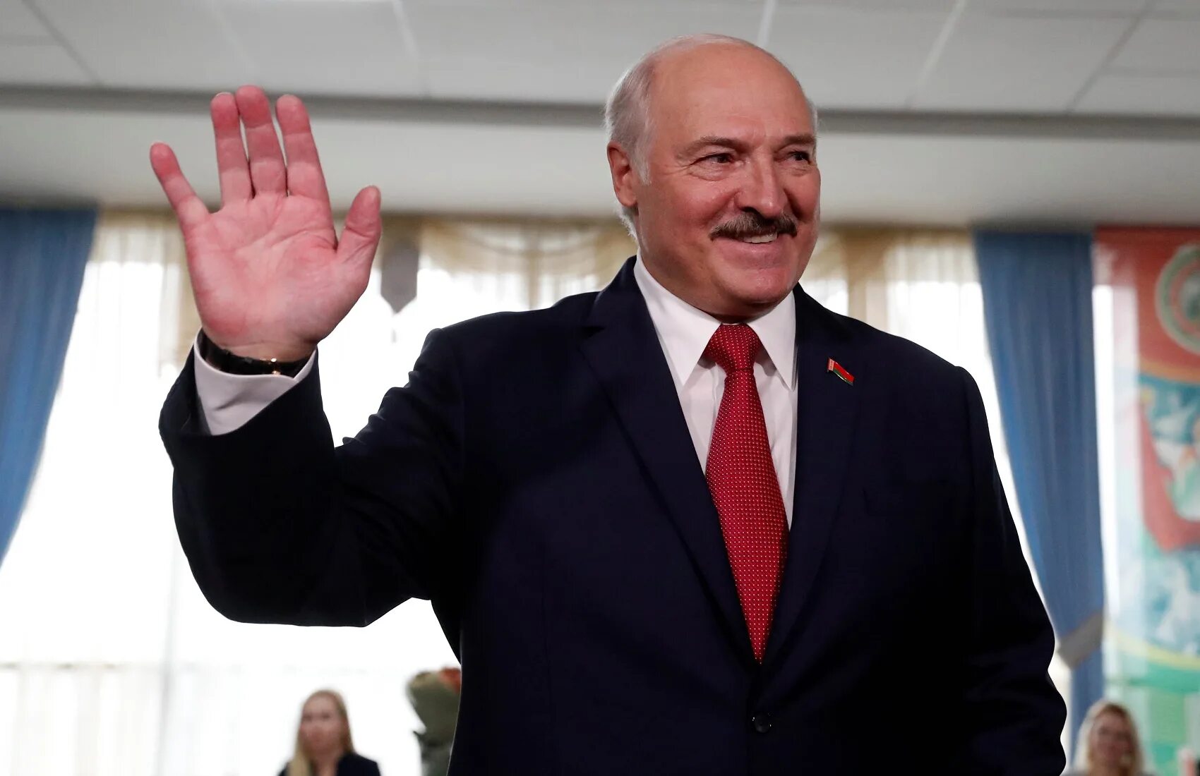 Лукашенко у власти сколько в качестве президента. Лукашенко руки.