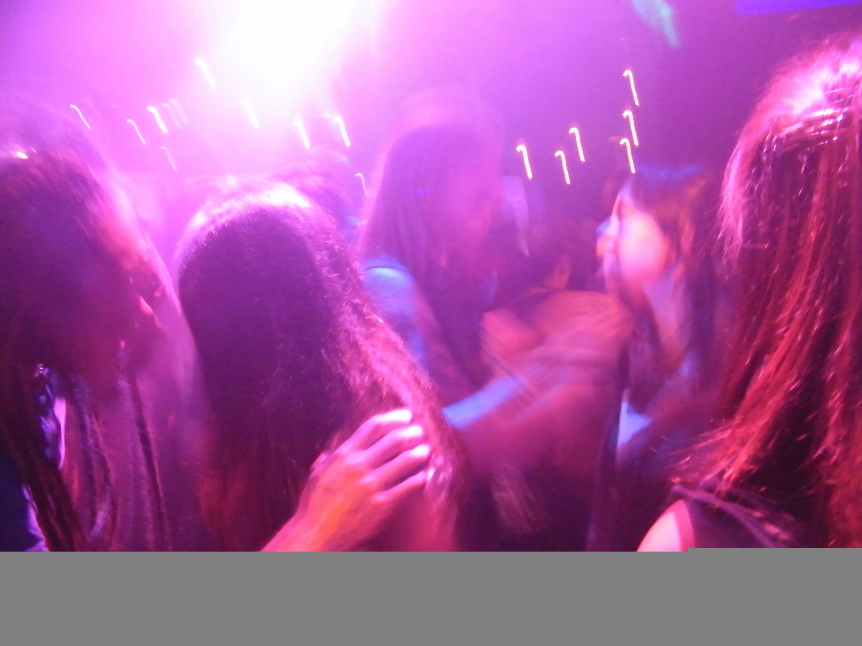 Толпа людей на танцполе. Клаб. Клуб. After night club. Танцы в клубе.
