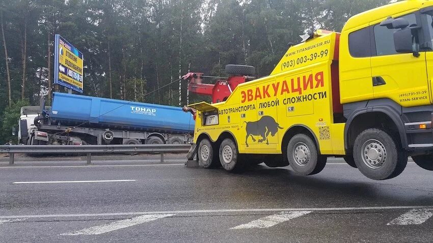 Грузовой желтый эвакуатор. Volvo fh 8x4 эвакуатор. Грузовой эвакуатор s500. Грузовой эвакуатор ивеко. Грузовой эвакуатор 30т.