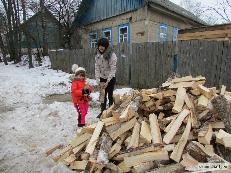 Помощь дровами. Помощь дровами. Помощь дровами. Дрова. Человек несет дрова.