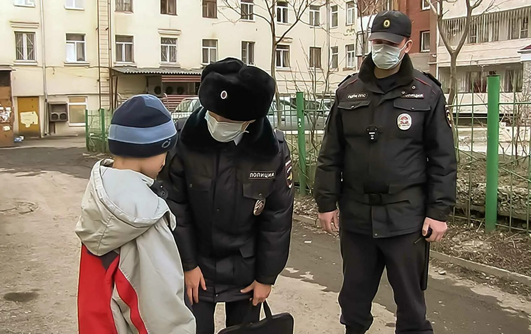 Полицейский догони. Полицейский для детей. Несовершеннолетний и полиция. Полиция несовершеннолетних детей. Милиция на улице.