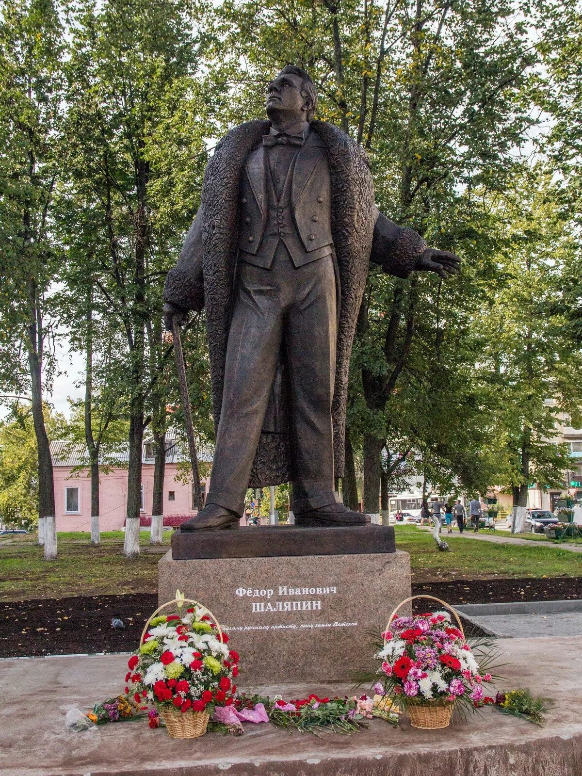 Шаляпин киров. Шаляпин фёдор Иванович памятник Киров. Памятник Шаляпину Киров. Фёдор Шаляпин памятник в Кирове.