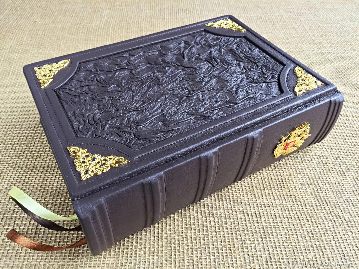 Книга в кожаном переплете. Книга в красивом переплете. Ручной переплет книг. Красивый переплет. Старинные книжные переплёты.