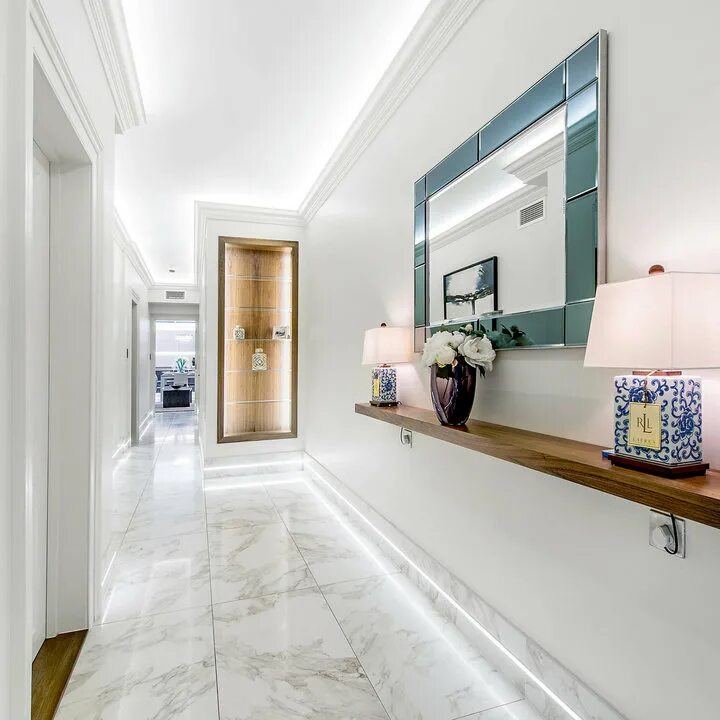 мраморная плитка в коридоре. мощенная мраморная плитка прихожая. прихожая с белым мраморным полом. мраморная плитка в узком коридоре. белая мраморная плитка в прихожей.