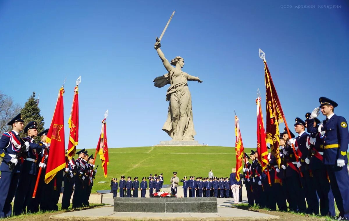 Родина 1 мая. Патриотизм Родина мать Волгоград. Памятники Мамаева Кургана май. Мамаев Курган Слава героям. Мамаев Курган Волгоград 9 мая.