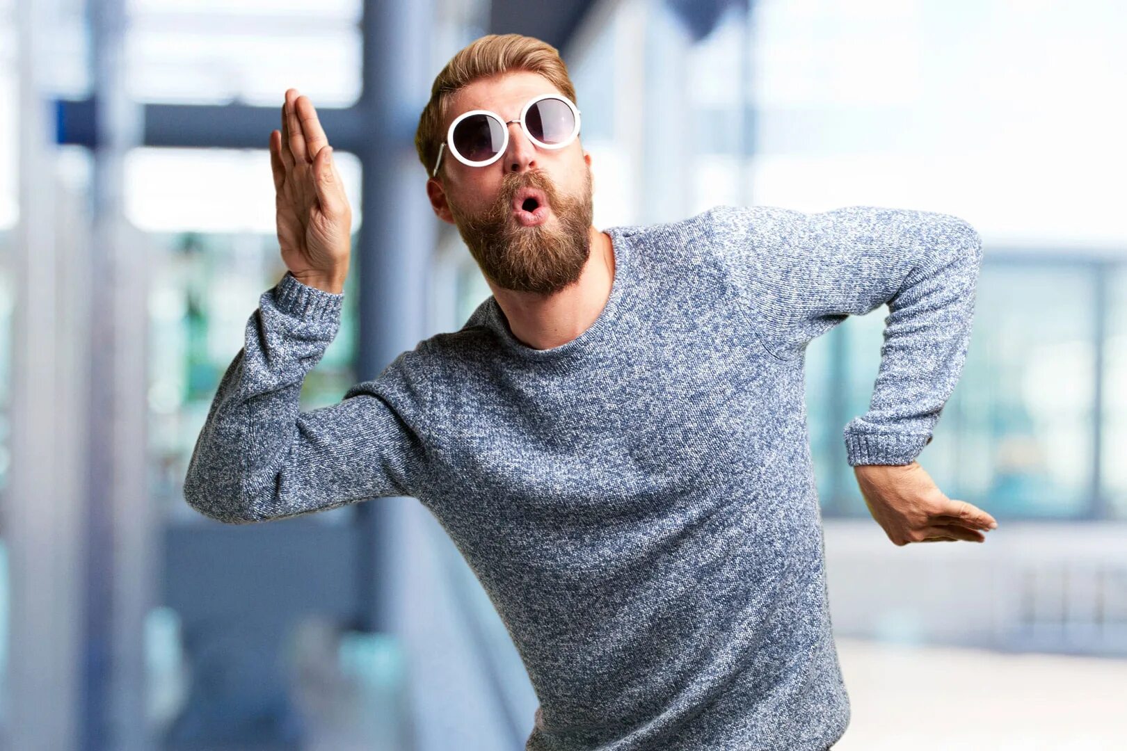 Man fun. Веселый человек. Man fun. Человек прыгает. Показывает пальцем и смеёт я.