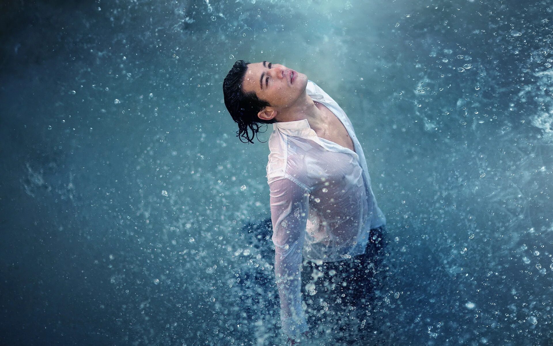 Девушка с зонтом. Девочка под зонтиком. Мужчина под дождем. Девушка дождь. Человек под дождем.