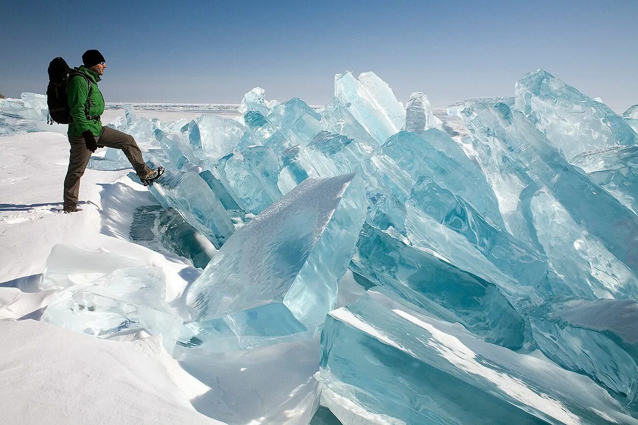 Iced heard. Ледяные Торосы на Байкале. Торосы в Арктике. Лед Байкала Торосы. Озеро Байкал ледяные шатры.