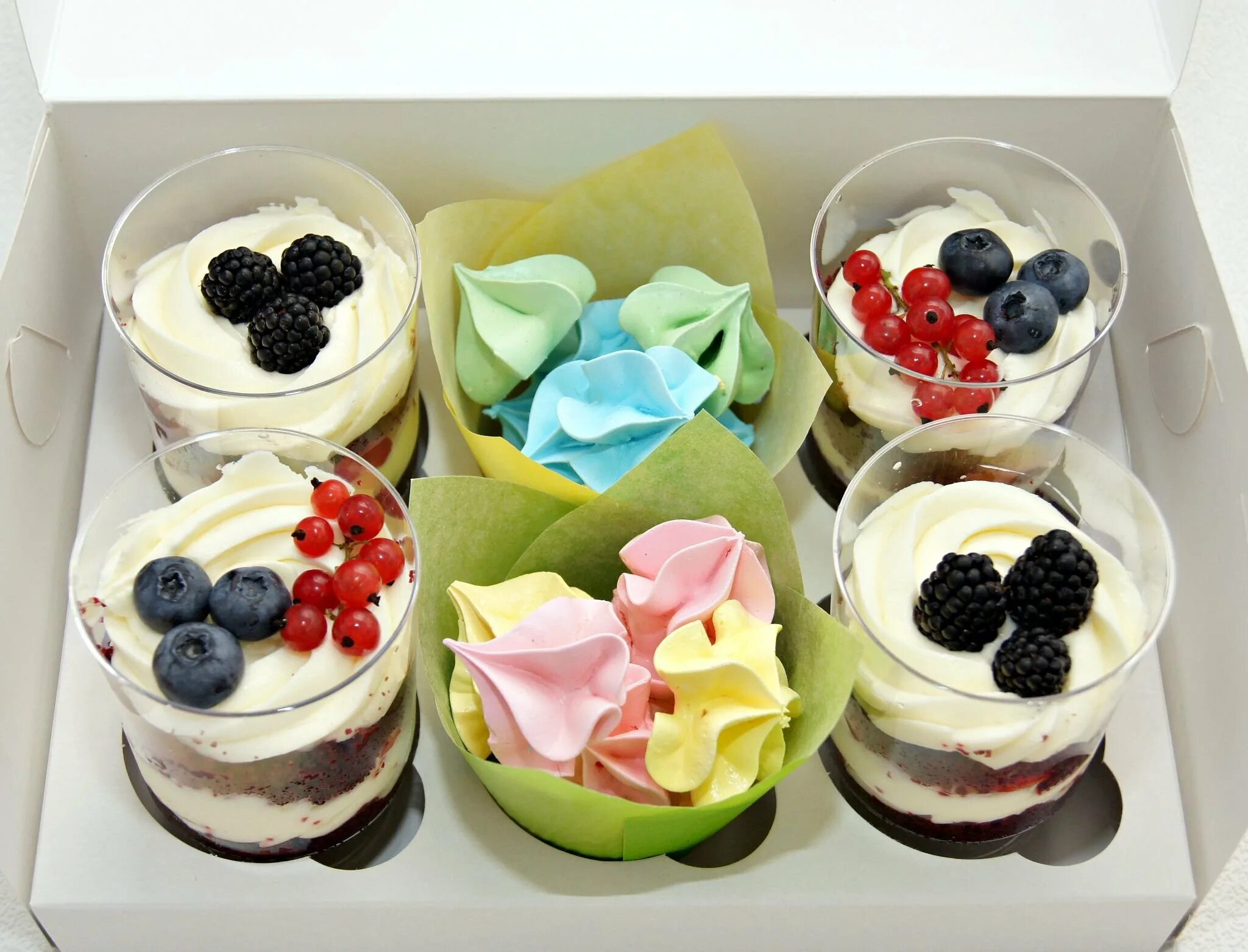 трайфлы шанель диор. маковый трайфл. капкейки в стаканчиках. порционные десерты в стаканчиках. капкейки в стаканчиках.