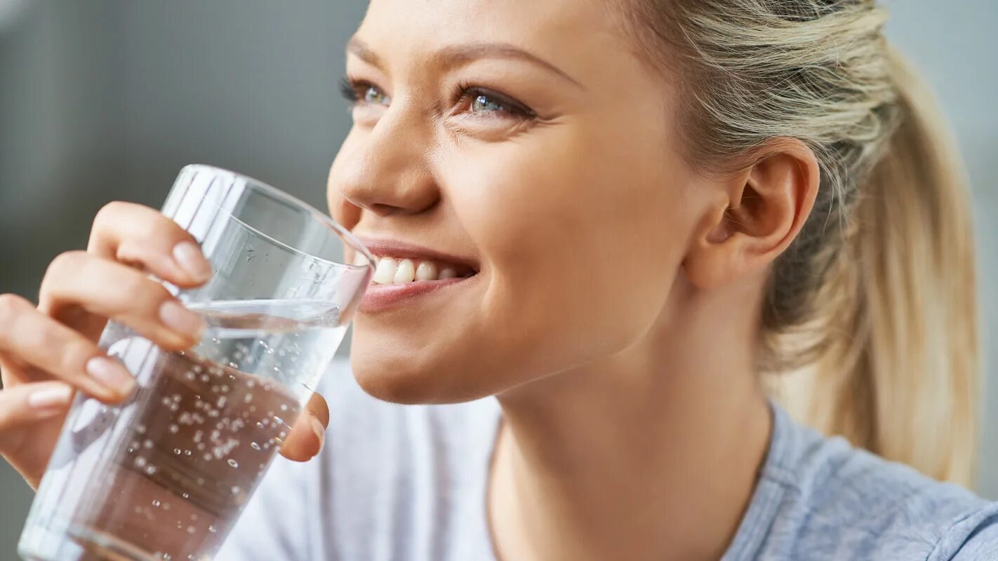 Почему советуют пить. Пить воду. Человек пьет воду. Девушка пьет воду. Человек пьет воду фото.