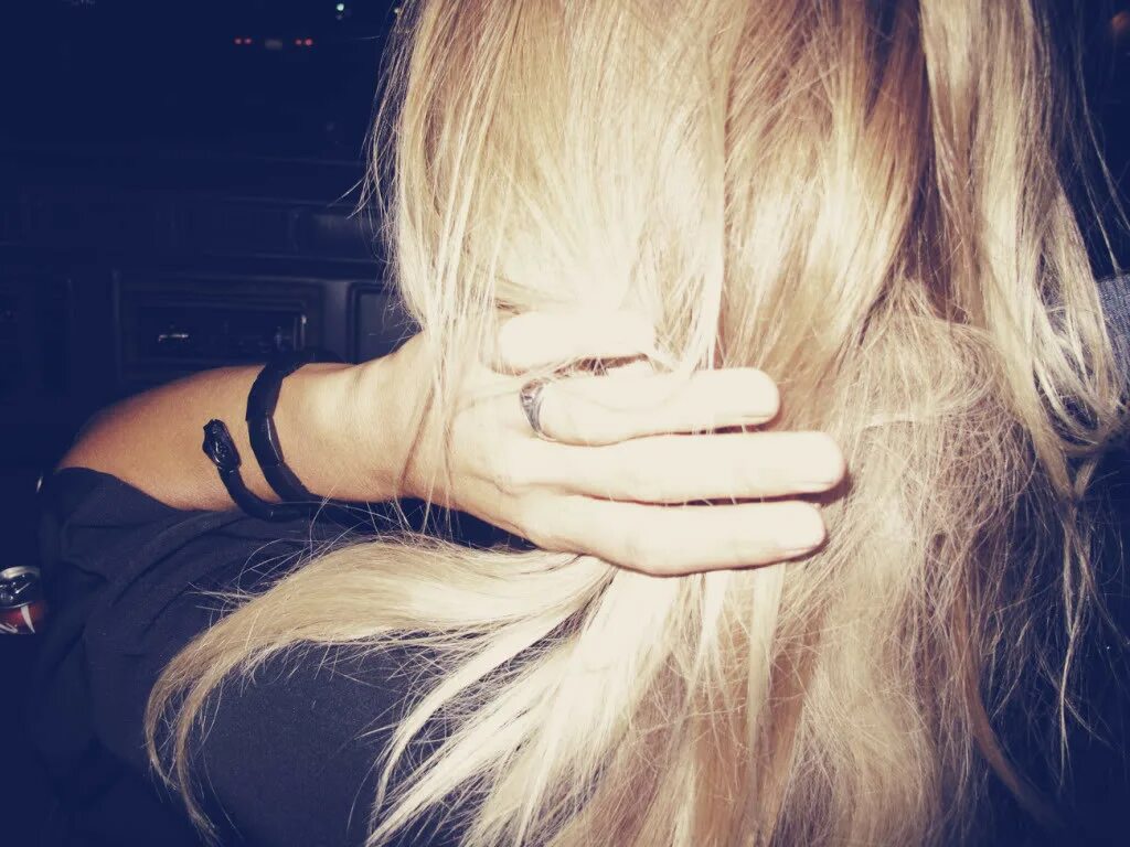 Блондинка с прикрытым лицом. Девушка с закрытыми глазами. Блондинка закрыла лицо руками. Девушка с закрытым лицом блондинка. Блондинки закрывающие лицо.