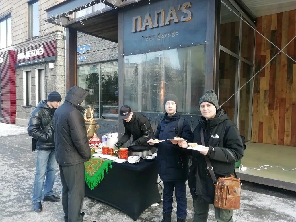 Холодный квас картинки. Папа's beer garage, красноярск. Холодный квас картинки. Разливные напитки баннер. Папа с пивом.