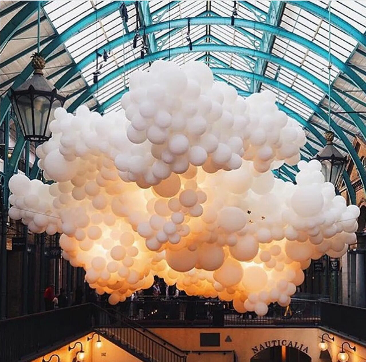Музей воздушных шаров в санкт петербурге. Облака инсталляция. Искусственные облака. Облако скульптура. Выставка облака.
