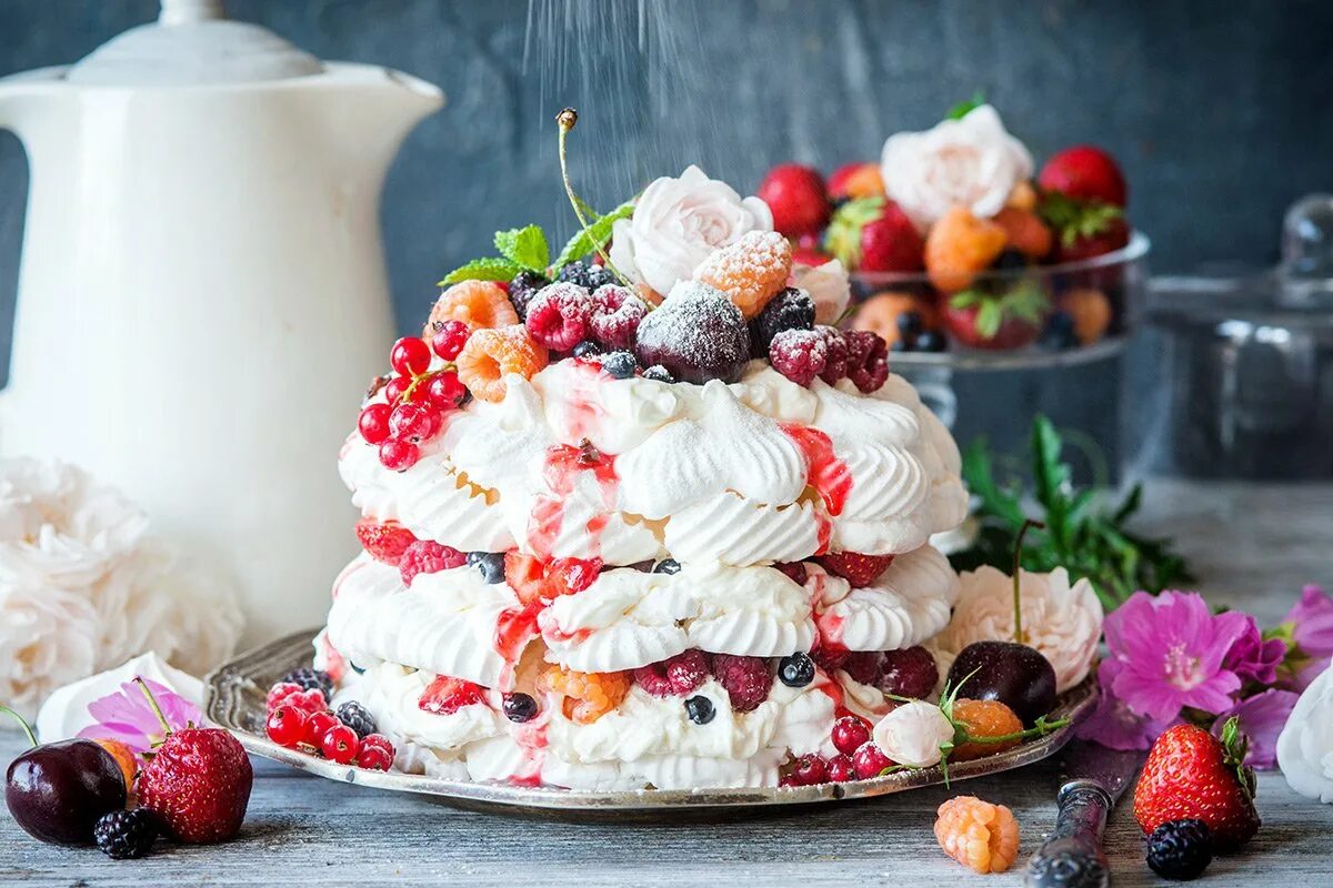 кусочек торта. зеленый блинный торт. много тортов. сон пирожное торты. пирожное красивое.