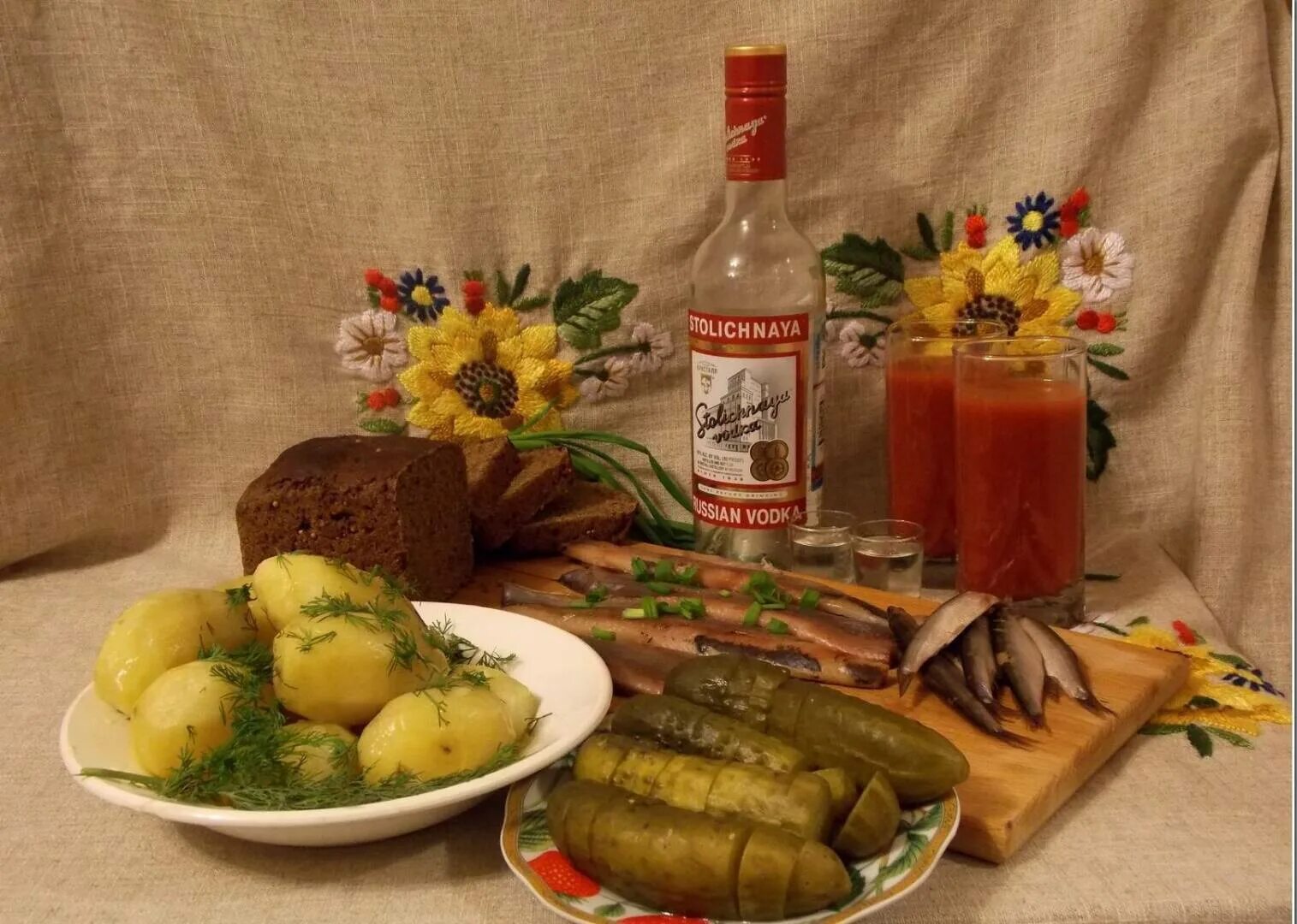 Горилка самогон. Горилка самогон. Бутылка и закуска. Хорошая водочка. Водочка с закуской.