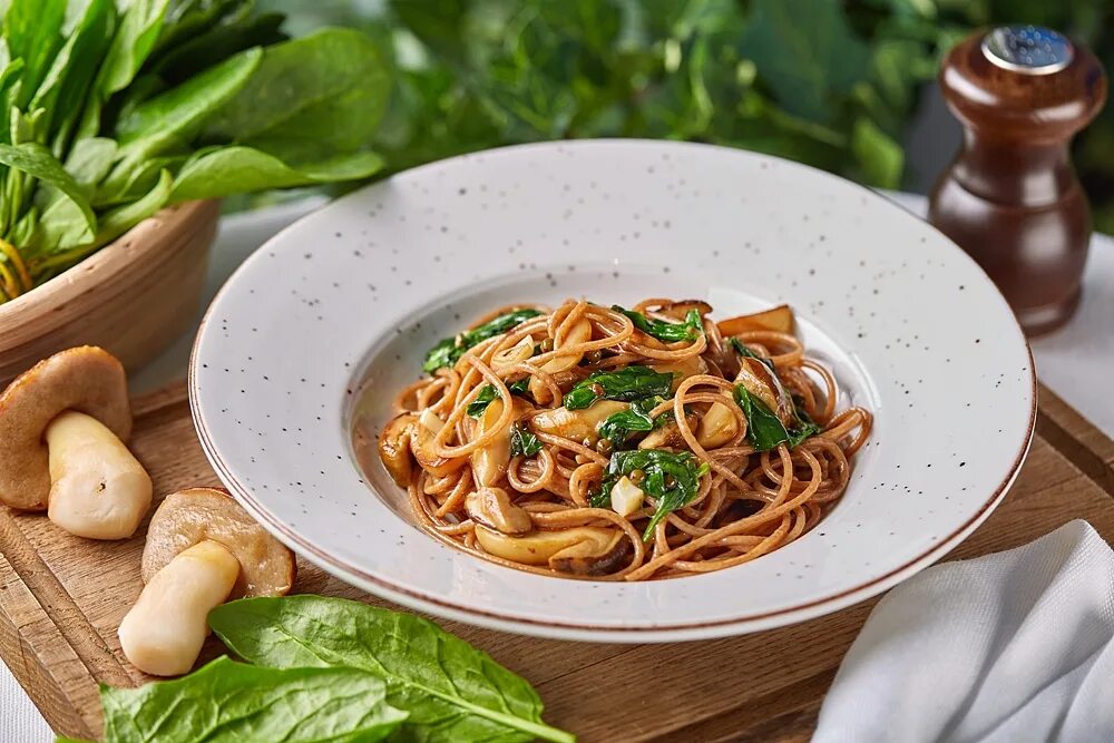 Цельнозерновые макароны с овощами. Постное блюдо со спагетти. Спагетти цельнозерновые. Цельнозерновые спагетти с овощами.