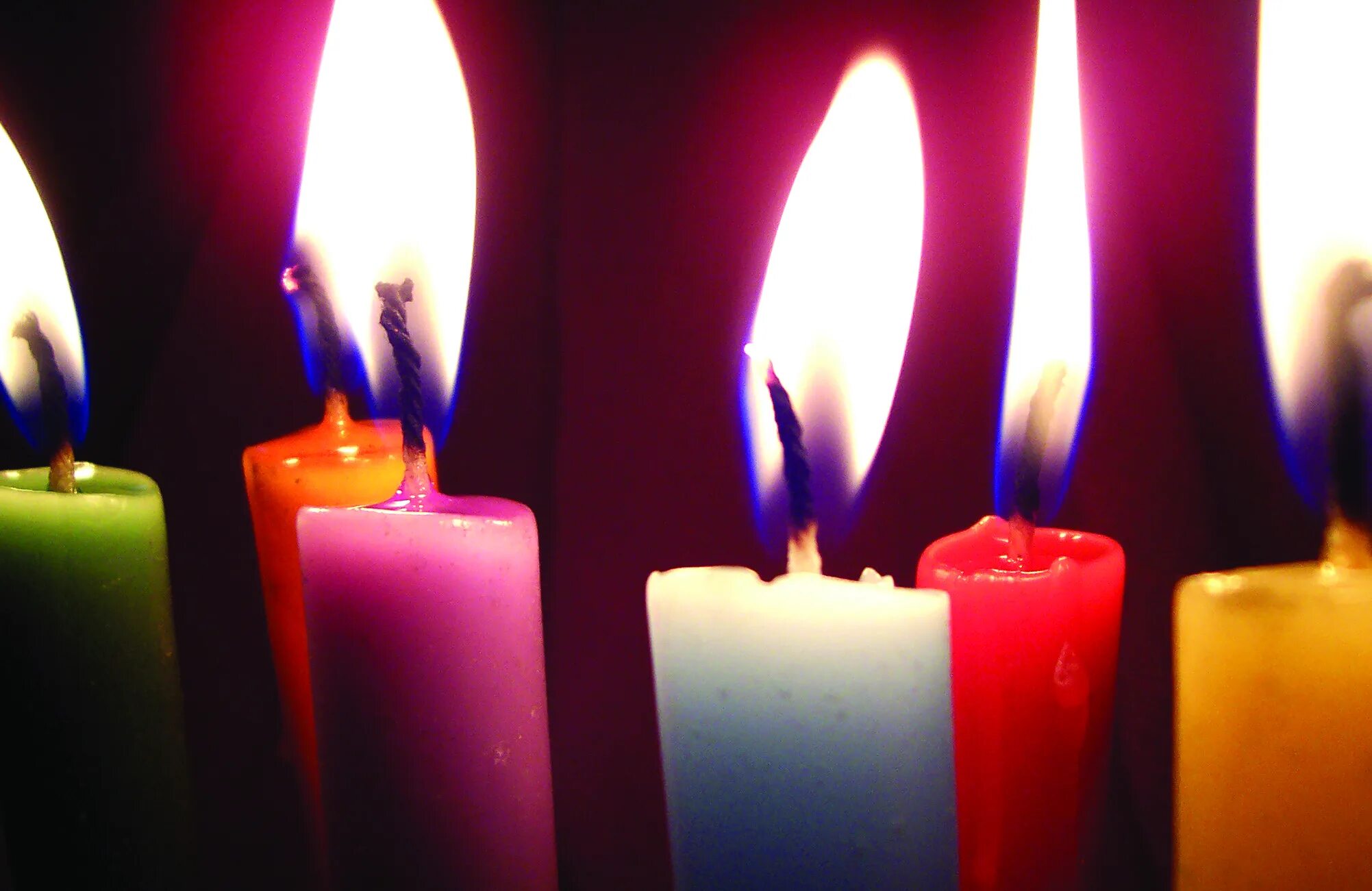Цветные свечки. Свеча светодиодная romz1296. Цветные свечки. Светодиодные свечи flameless candle. Горящие разноцветные свечи.