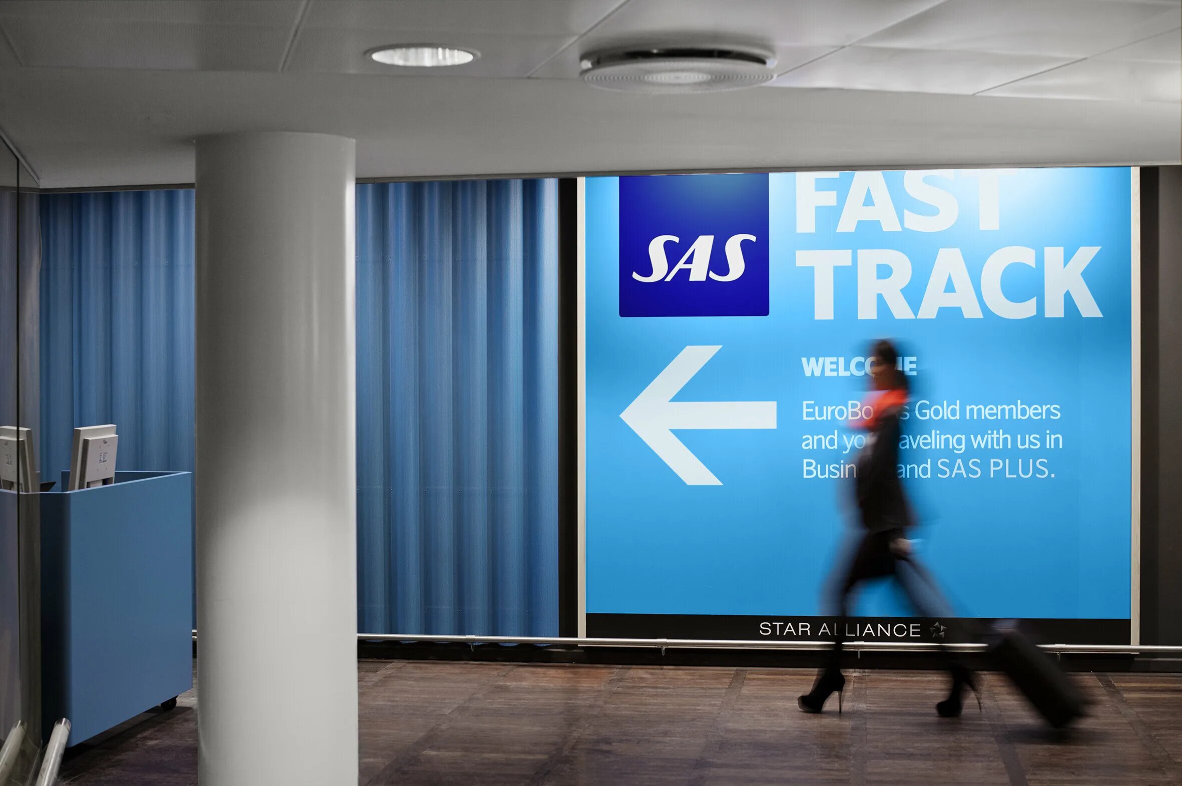 Fast track. Fast track услуга. Fast track Airport. Танцпол fast track.