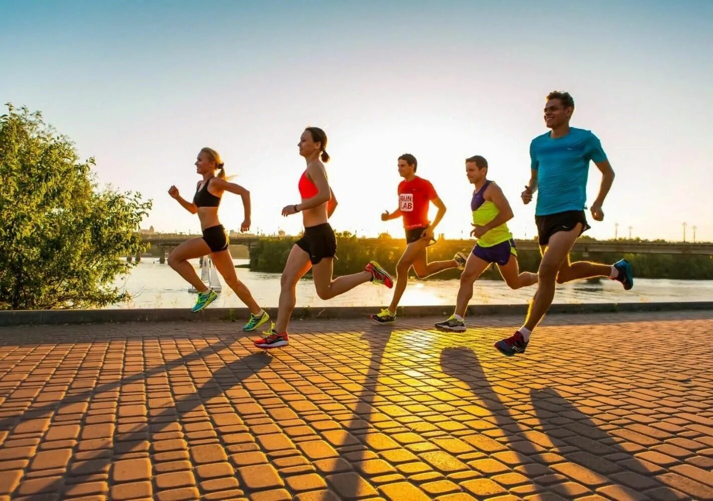 Спорт бег. Бегущий человек. Физическая выносливость. Спортсмены в движении. День быстрых движений.