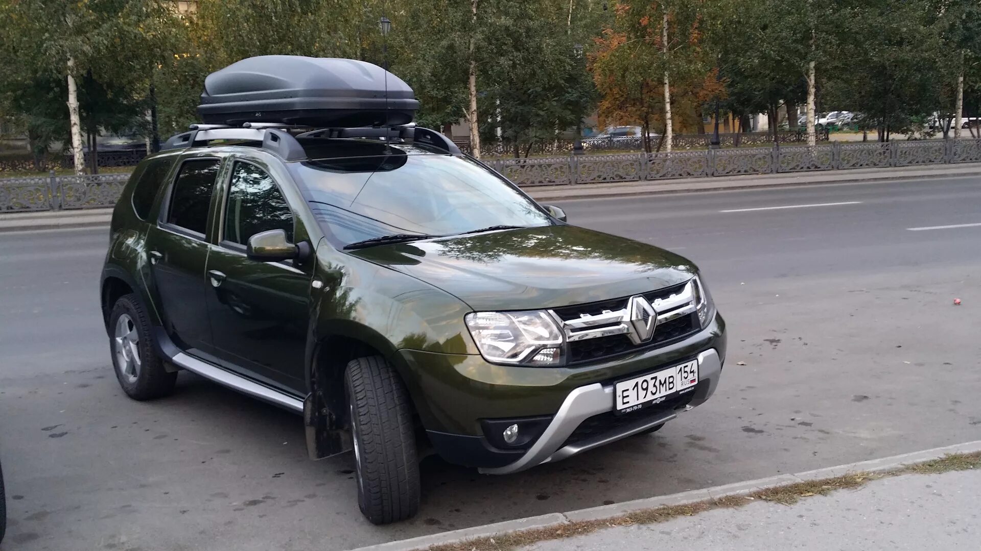 Автобокс на дастер. Renault Duster бокс. Автобокс Lux на Рено Дастер. Бокс на крышу Renault Duster 2. Бокс на Дастер 2021.