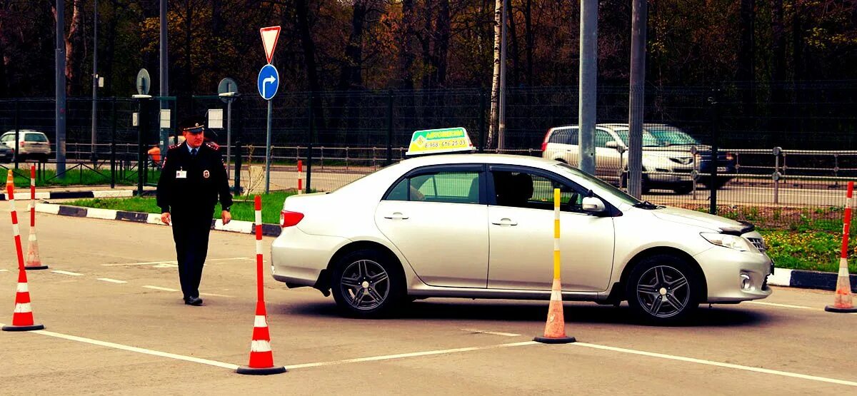 Экзамен по вождению в ГИБДД. Инспектор ГАИ на экзамене. Автошкола ГАИ. Машина экзамен в ГИБДД. Сдача экзамена в гибдд видео