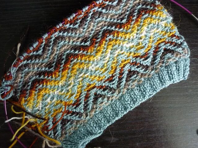 жаккард без протяжек. жаккард с протяжками. жаккардовое вязание спицами без протяжек. жаккард с протяжками по лицевой. жаккард без протяжек спицами.