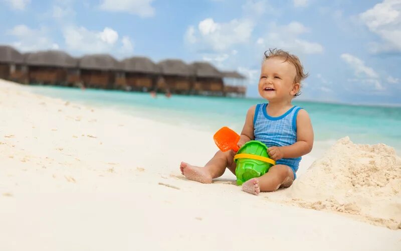 Ребенок с родителями на море. Март отдых с детьми. Enjoy your vacation. Маленькие дети на море. Март отдых с детьми.