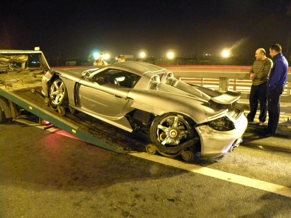 Красиво разобьюсь. Porsche Carrera gt авария. Разбитые дорогие машины. Дорогая Разбитая машина. Разбитый спортивный автомобиль.