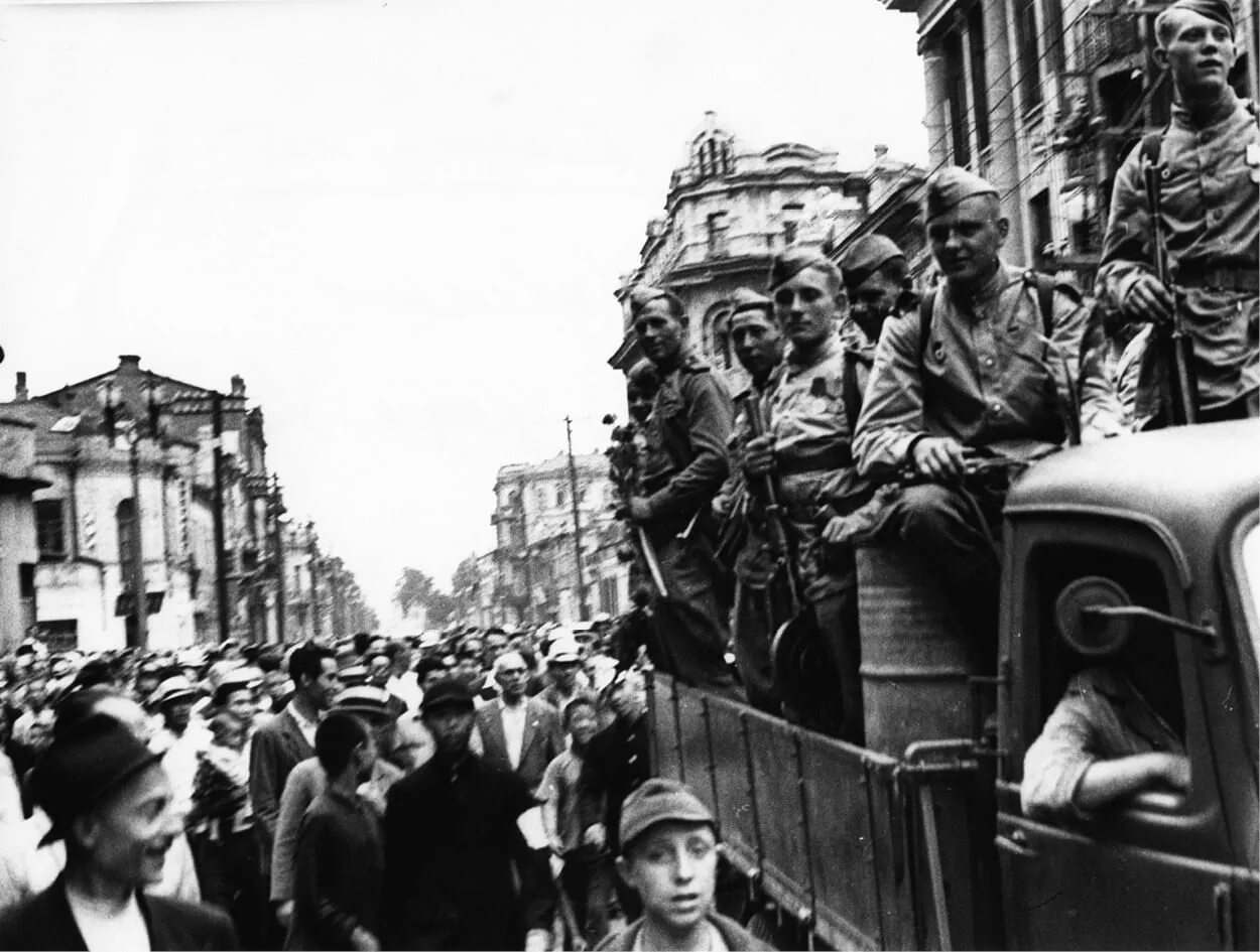 После победы второй. Харбин 1945. Советские войска в Харбине 1945. Советский солдат в Харбине 1945. Харбин фото 1945.