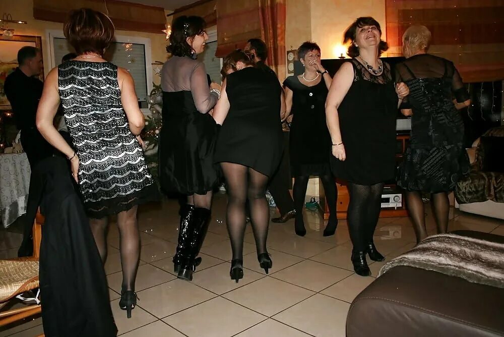 Жена одевается