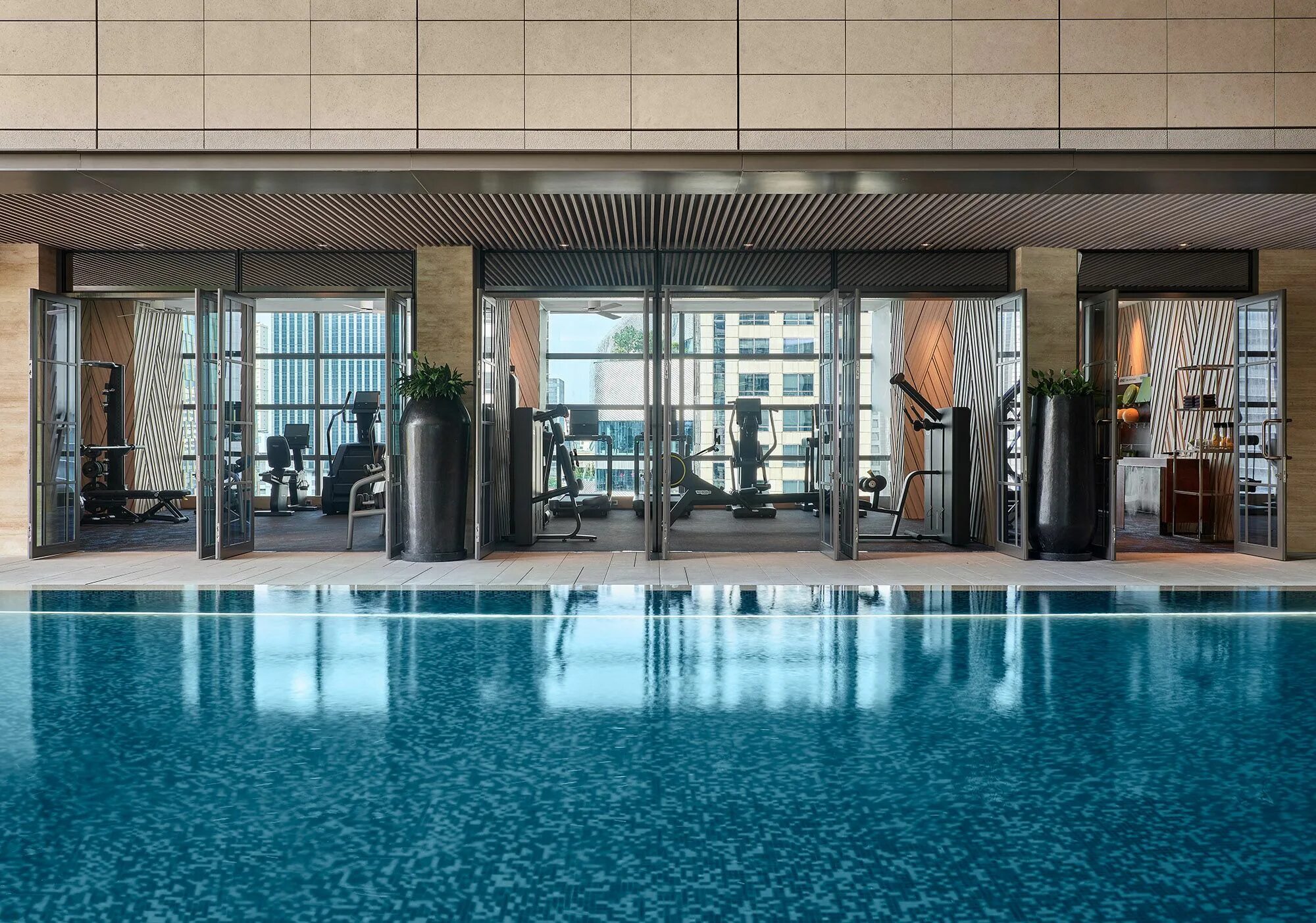 Бассейн в бангкоке. Rosewood Hotel Bangkok. Rosewood Bangkok. Отель галерея 10 Бангкок. Anajak Bangkok Pool.