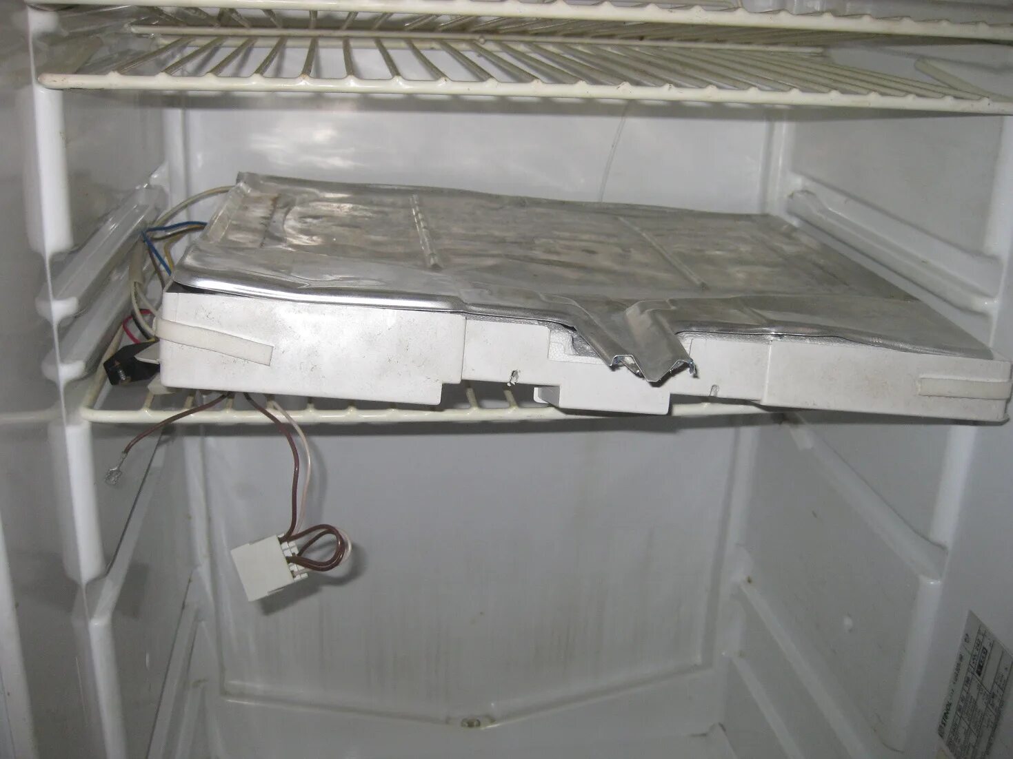 Капиллярная трубка холодильника позис r 600. Разборка морозильной камеры. Испаритель самсунг ноу фрост. Разборка морозильной камеры. Холодильник бош ноу фрост.