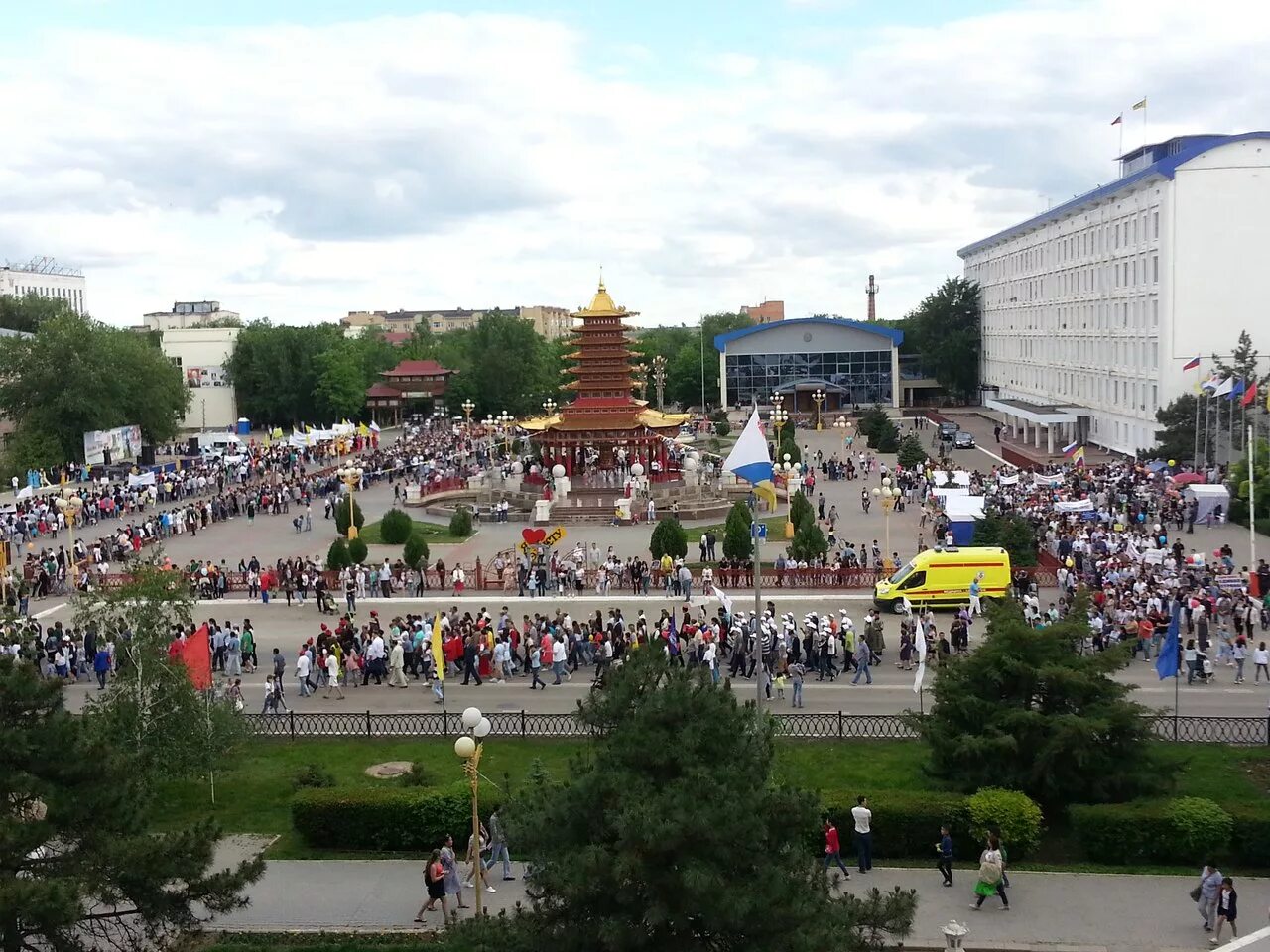 Сайт г элиста. Элиста город. Элиста город народ. День города Элиста. Праздник в Элисте.