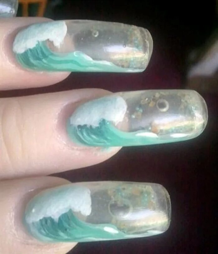 Как сделать ногти разводами. Маникюр аквариумный эффект. Маникюр с волнами. Ногти морская волна. Разводы на ногтях.