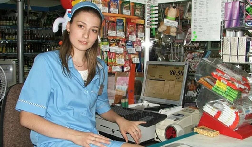 Вебка продавщица. Красивая продавщица. девушка продавщица. девушка за прилавком магазина. продавец в магазине за прилавком.