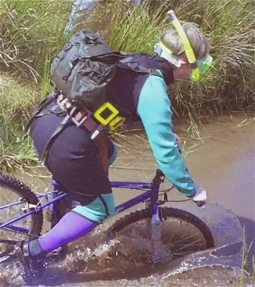 Плавание в болоте вид спорта. Велосипед в болоте. Велосипед для болота. Заплыв по болоту на Горном велосипеде. Езда на велосипеде по болоту.