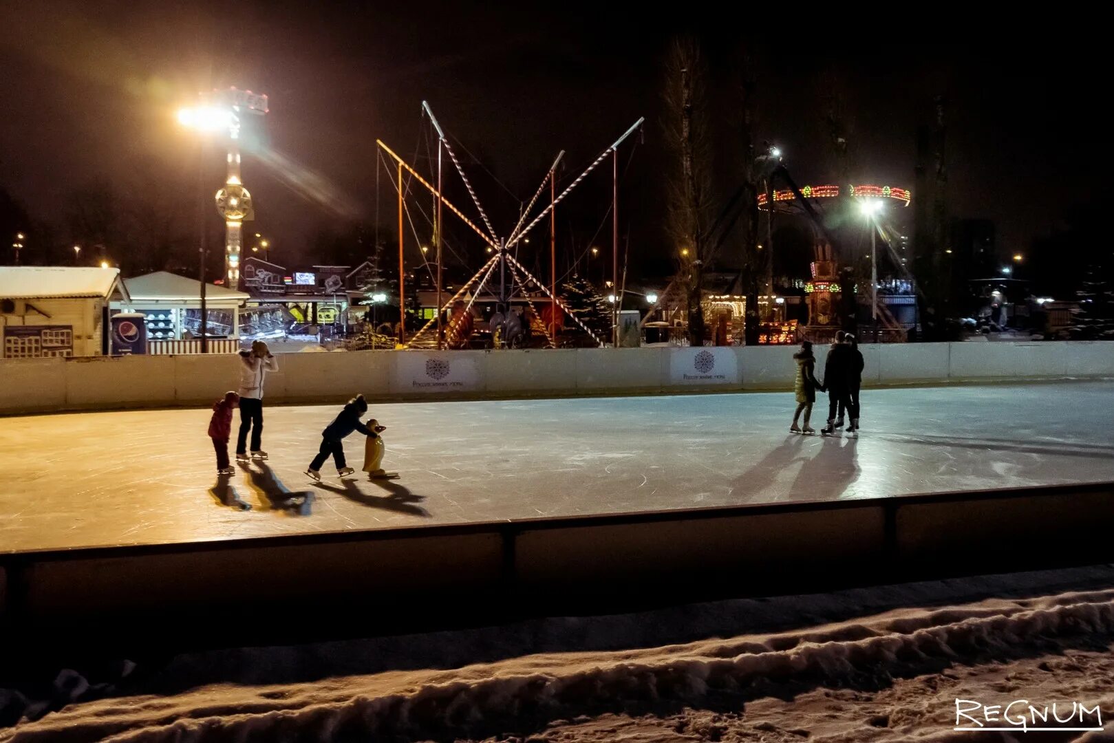 Каток победа тверь. Каток парк Победы СПБ. Московский парк Победы каток. Каток в Московском парке Победы СПБ. Каток Метеор парк Победы.