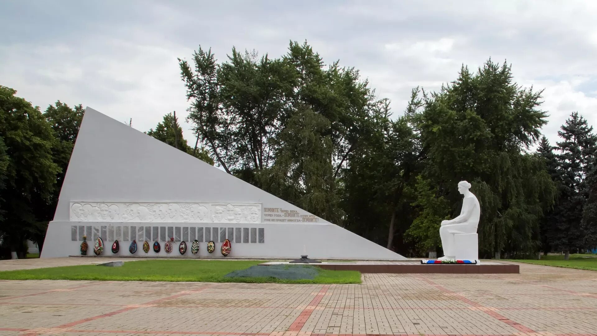 Динской район краснодарского края сайт. Мемориалы Динского района. Мемориал станица Динская. Станица Динская Краснодарский край. Мемориал павшим воинам в станице Платнировской.