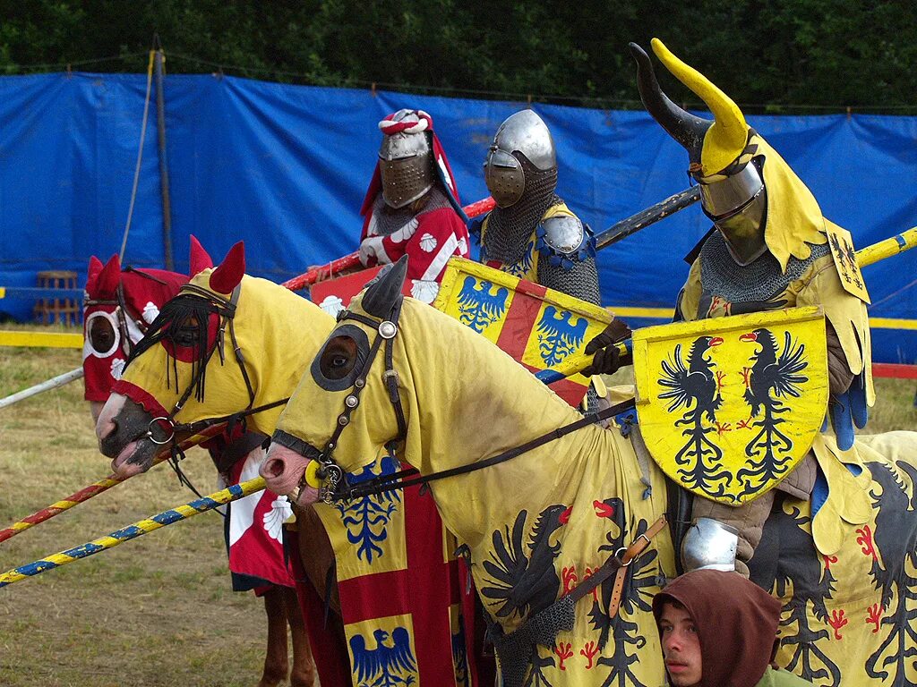 Рыцарский турнир на лошадях. Рыцари чехии. Конное шоу в замке чехия. Турниры в чехии. Рыцарь фото.
