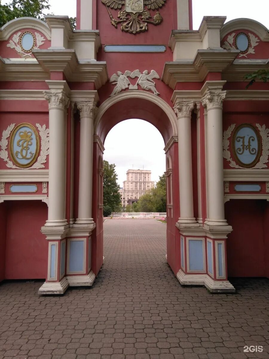 красные ворота в казани парк петрова. ухтомский триумфальные красные ворота. красные ворота арка. парк петрова казань. красные ворота казань пороховой завод.