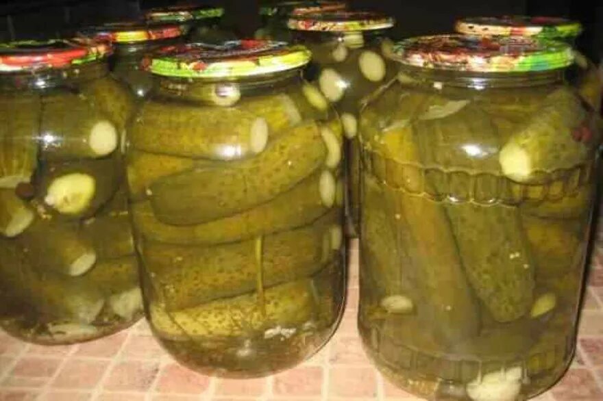 Вкусное консервирование огурцов на зиму. Маринованные малосоленые огурцы на зиму. огурцы на зиму злодейские. соленые огурцы  1,5л банках. огурцы маринованные 1,5л банки для консервирования.